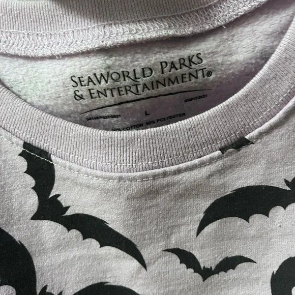 SeaWorld Parks Bat Print T-Shirt - Picture 3 of 3